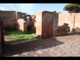 03289 ostia - regio i - insula iii - caseggiato dei molini (i,iii,1) - ostfassade - raeume (1), (2), (3) - bli ri nordwesten - 01-2024.jpg